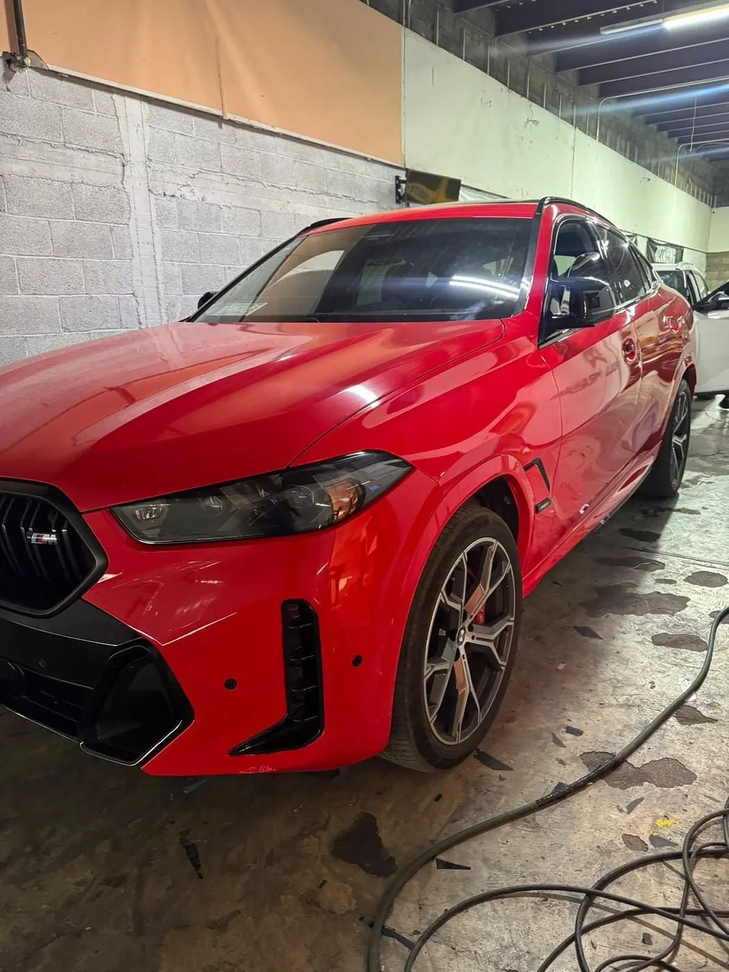 Trabajo de Auto Tuning Shop en un BMW X6 M