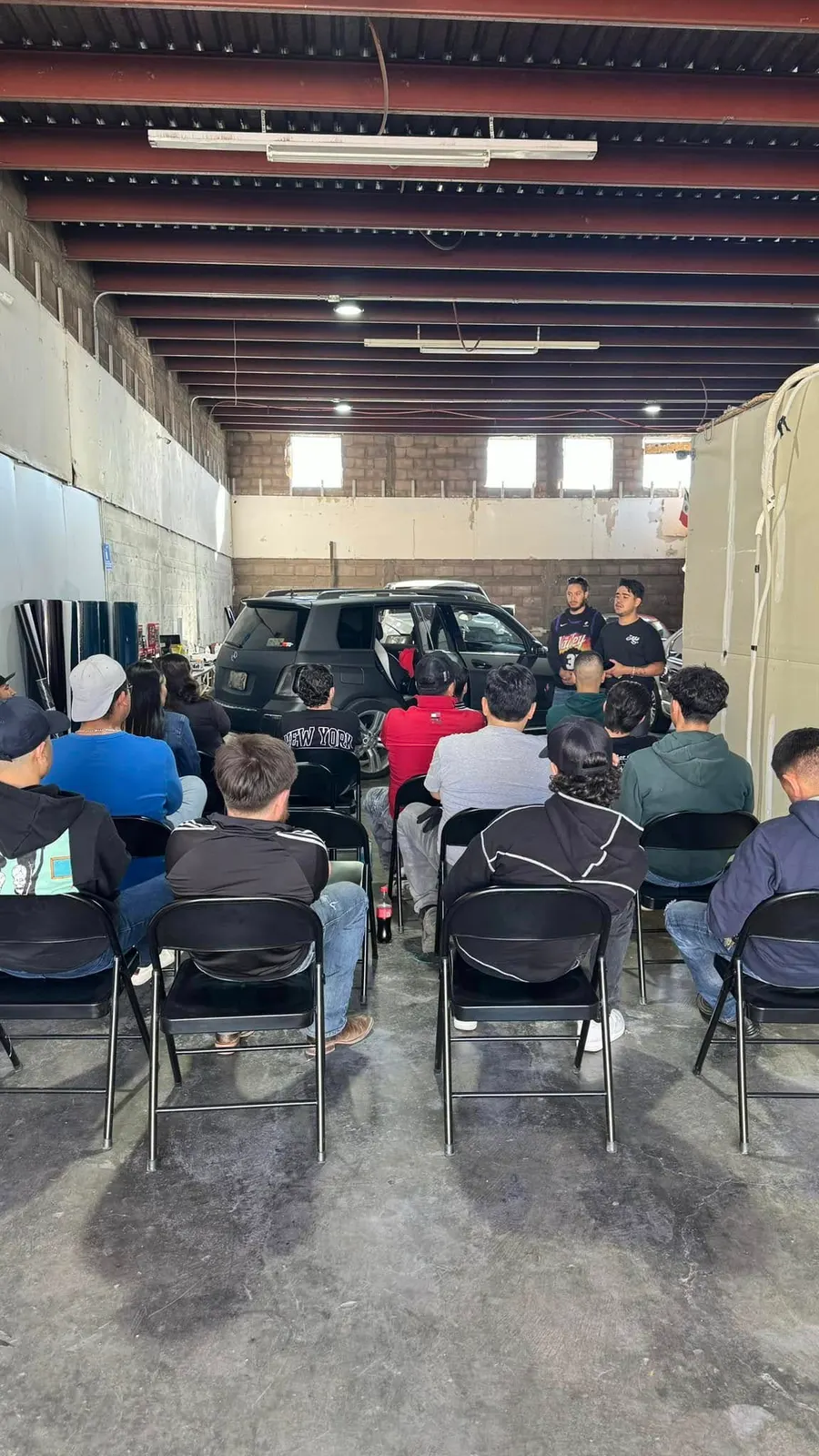 Alumnos en sesión teórica dentro del taller