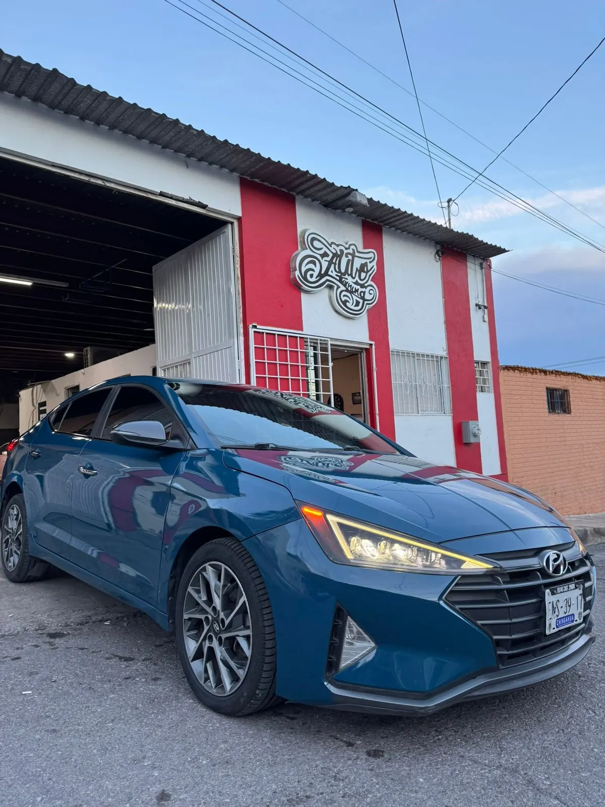 Hyundai Elantra con wrap azul terminado por los alumnos del curso