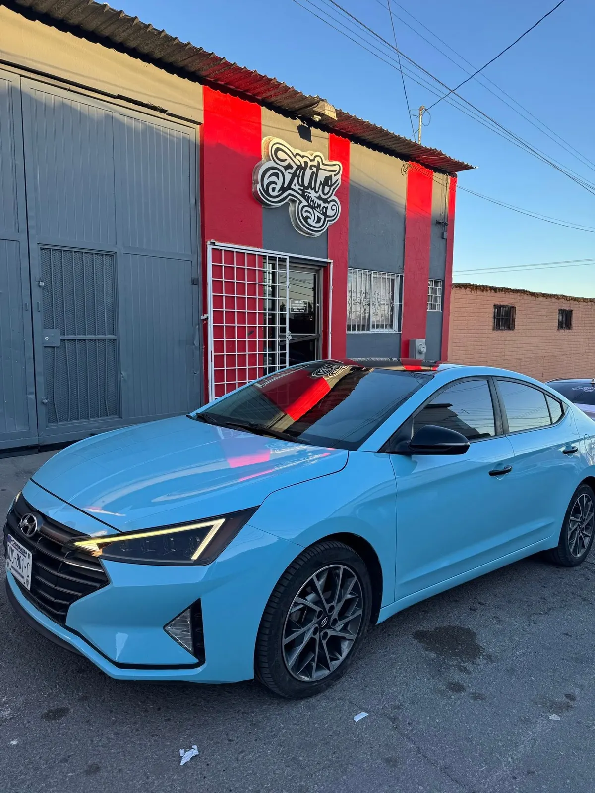 Hyundai Elantra con wrap celeste terminado por los alumnos del curso