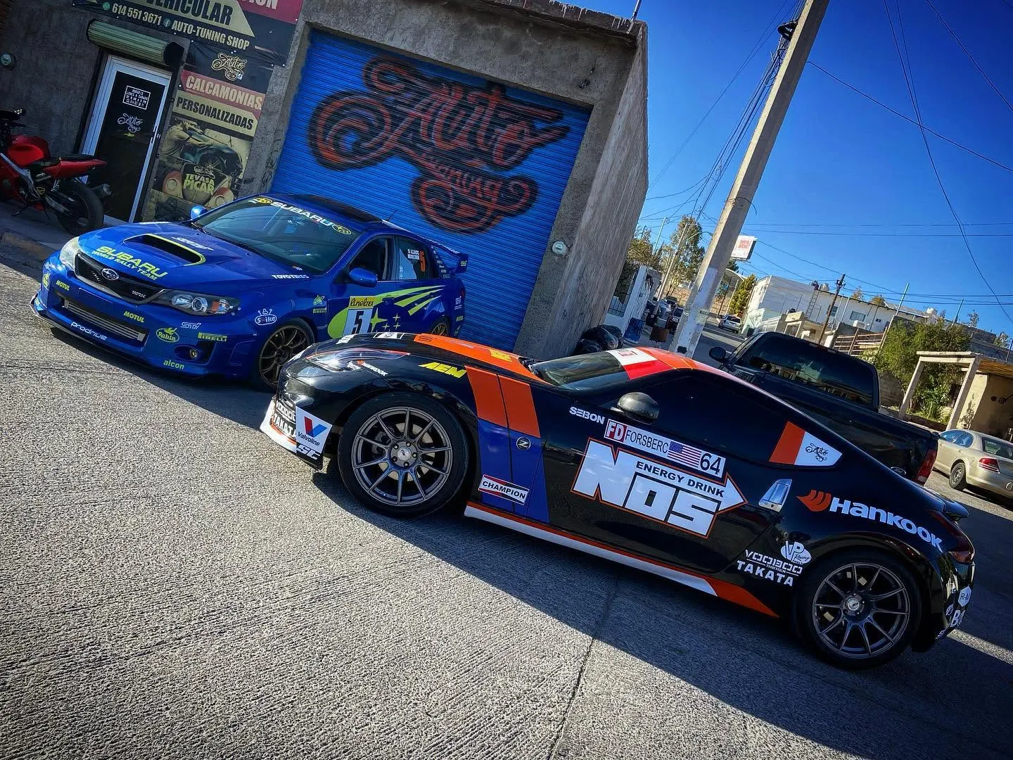 Nissan 370Z con livery estilo carreras con patrocinadores