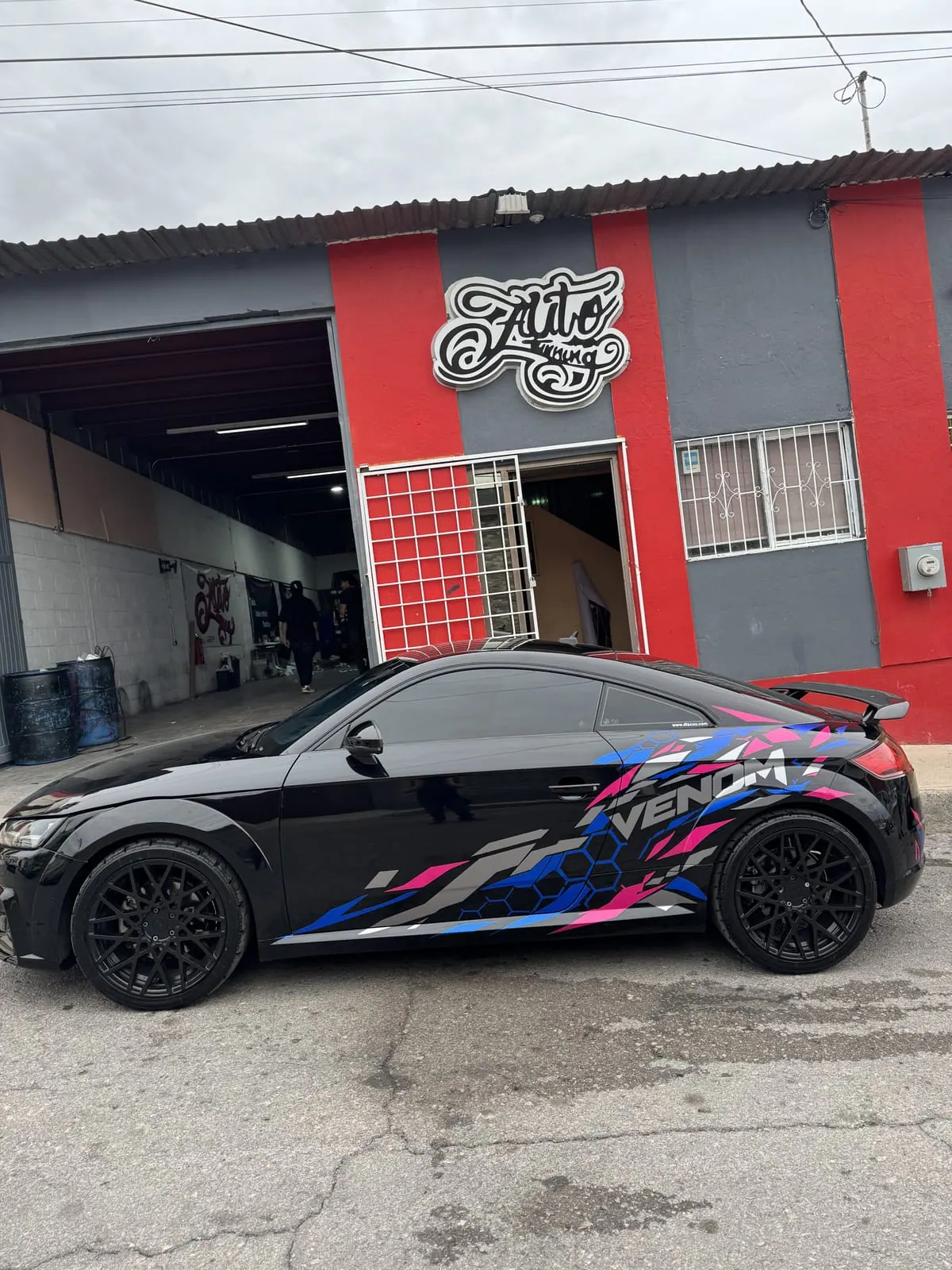Audi TT negro con diseño VENOM