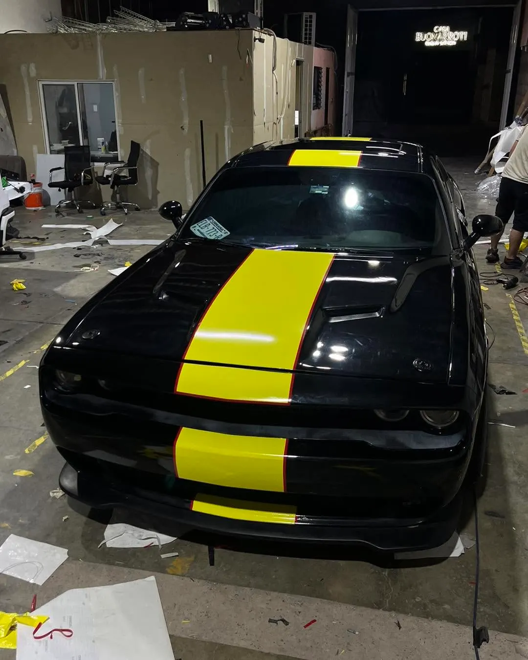 Dodge Challenger negro con franja amarilla en el cofre