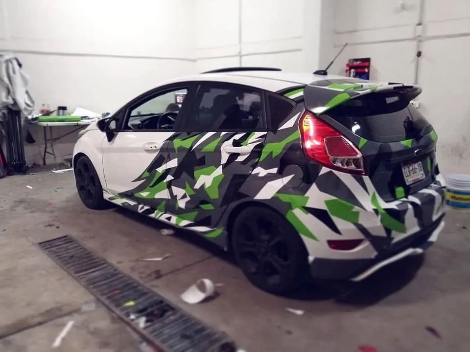 Ford Fiesta ST con wrap de camuflaje verde, negro y blanco