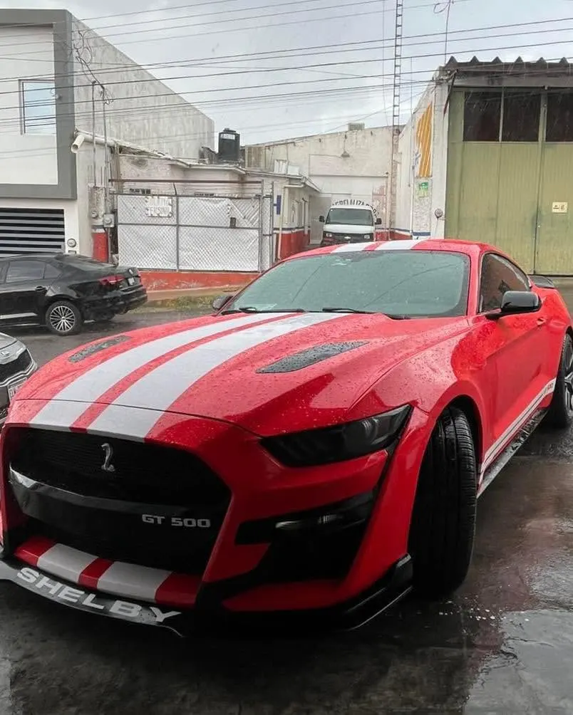 Ford Mustang Shelby GT500 rojo con franjas blancas