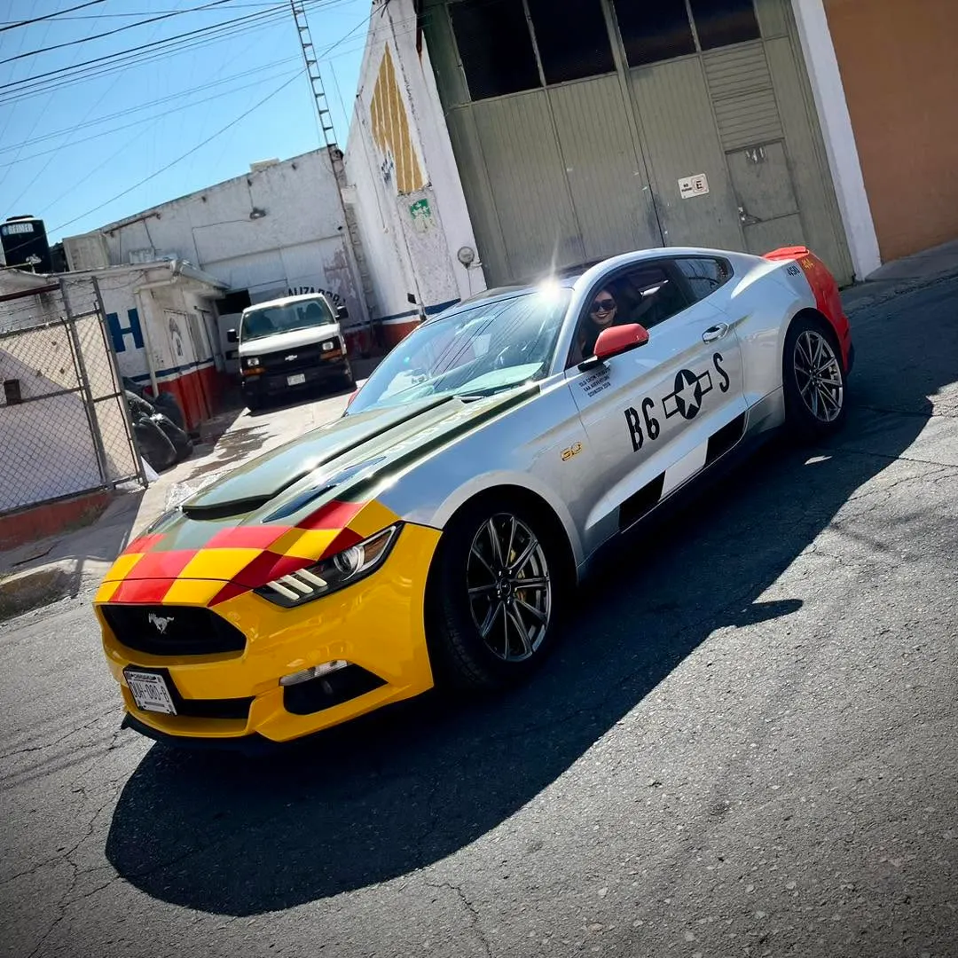 Ford Mustang con livery de franjas de colores y números