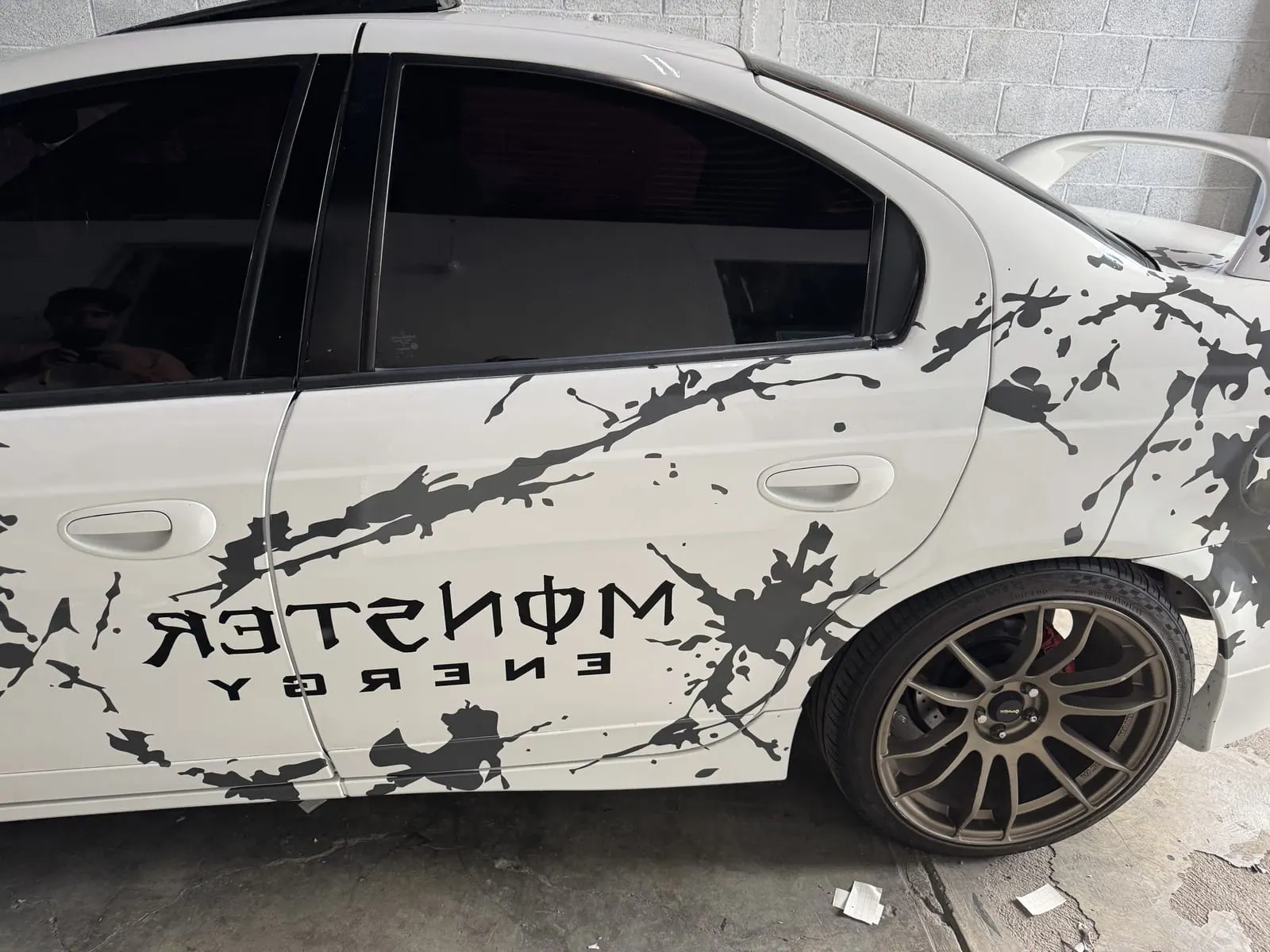 Costado del Dodge Neon SRT-4 con diseño estilo Monster Energy
