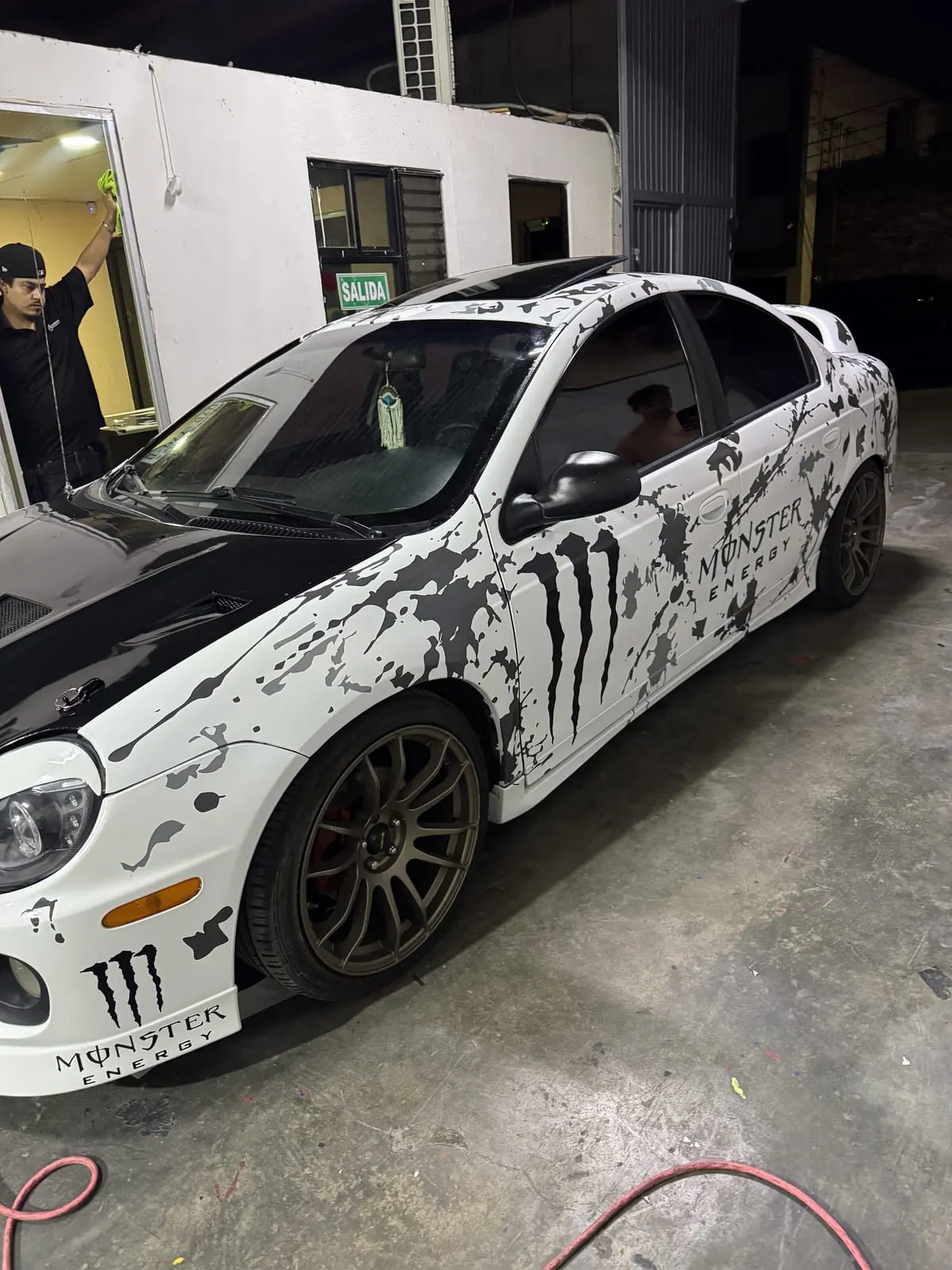 Dodge Neon SRT-4 con diseño personalizado estilo Monster Energy