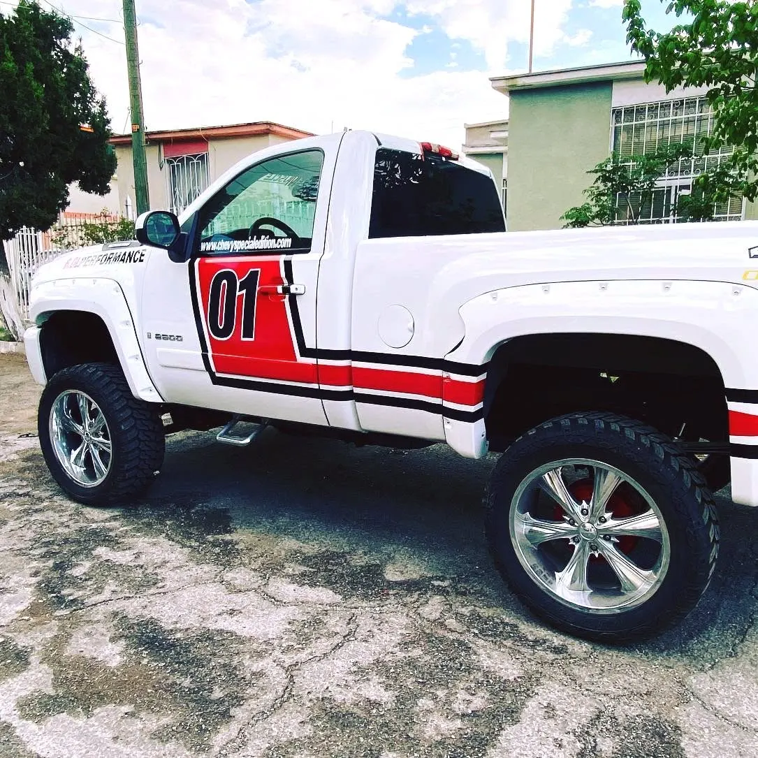 RAM blanca con livery rojo y negro con el número 01