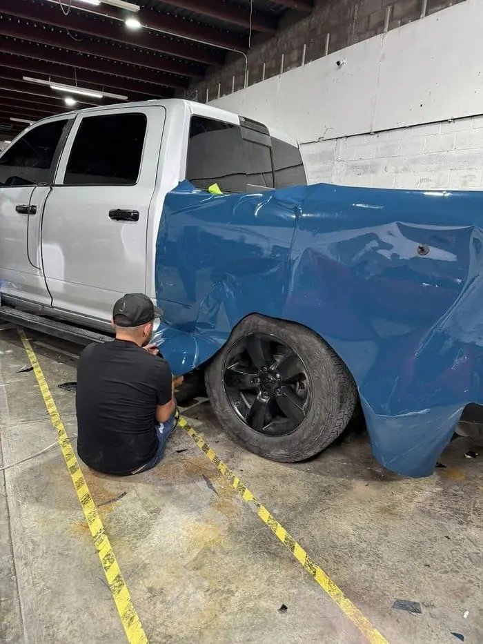 Alumno practicando wrap en la defensa de una camioneta