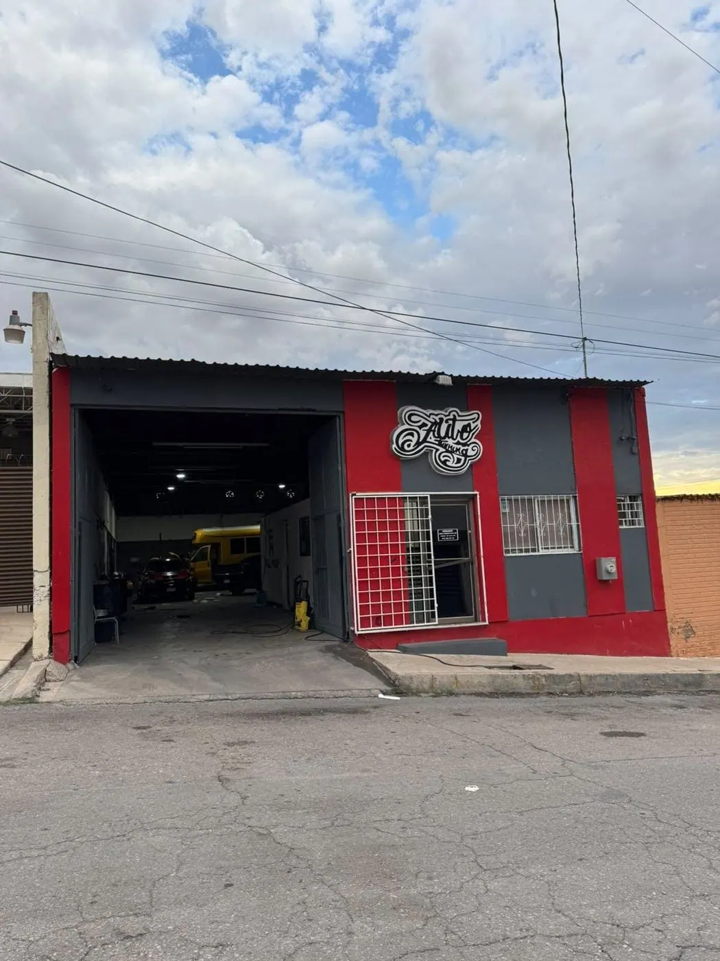 Fachada de Auto Tuning Shop en Las Granjas, Chihuahua