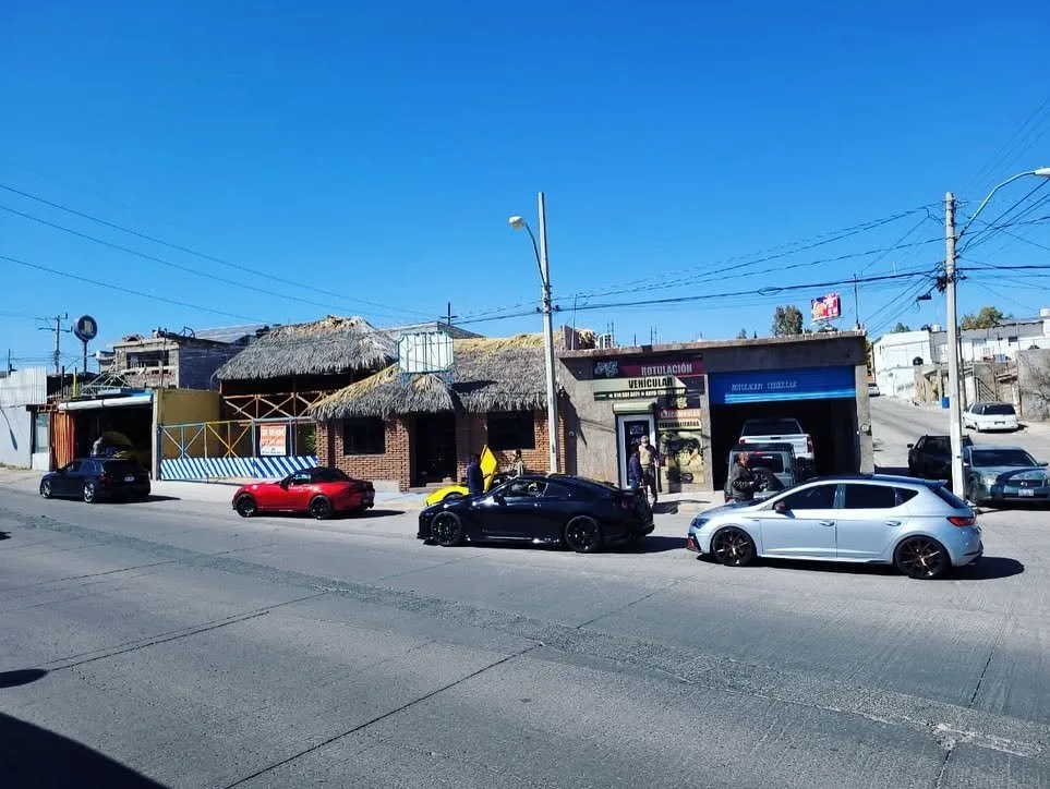 Autos de clientes afuera del primer taller de Auto Tuning Shop