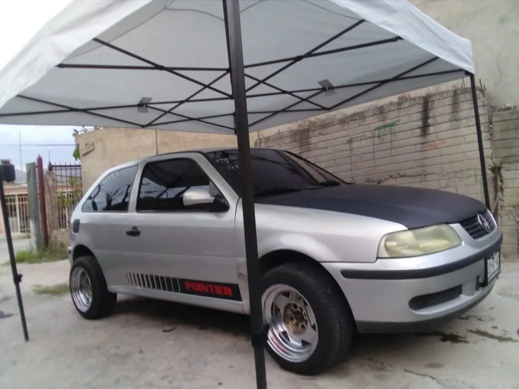 Volkswagen Pointer con cofre negro y franja lateral, bajo la carpa