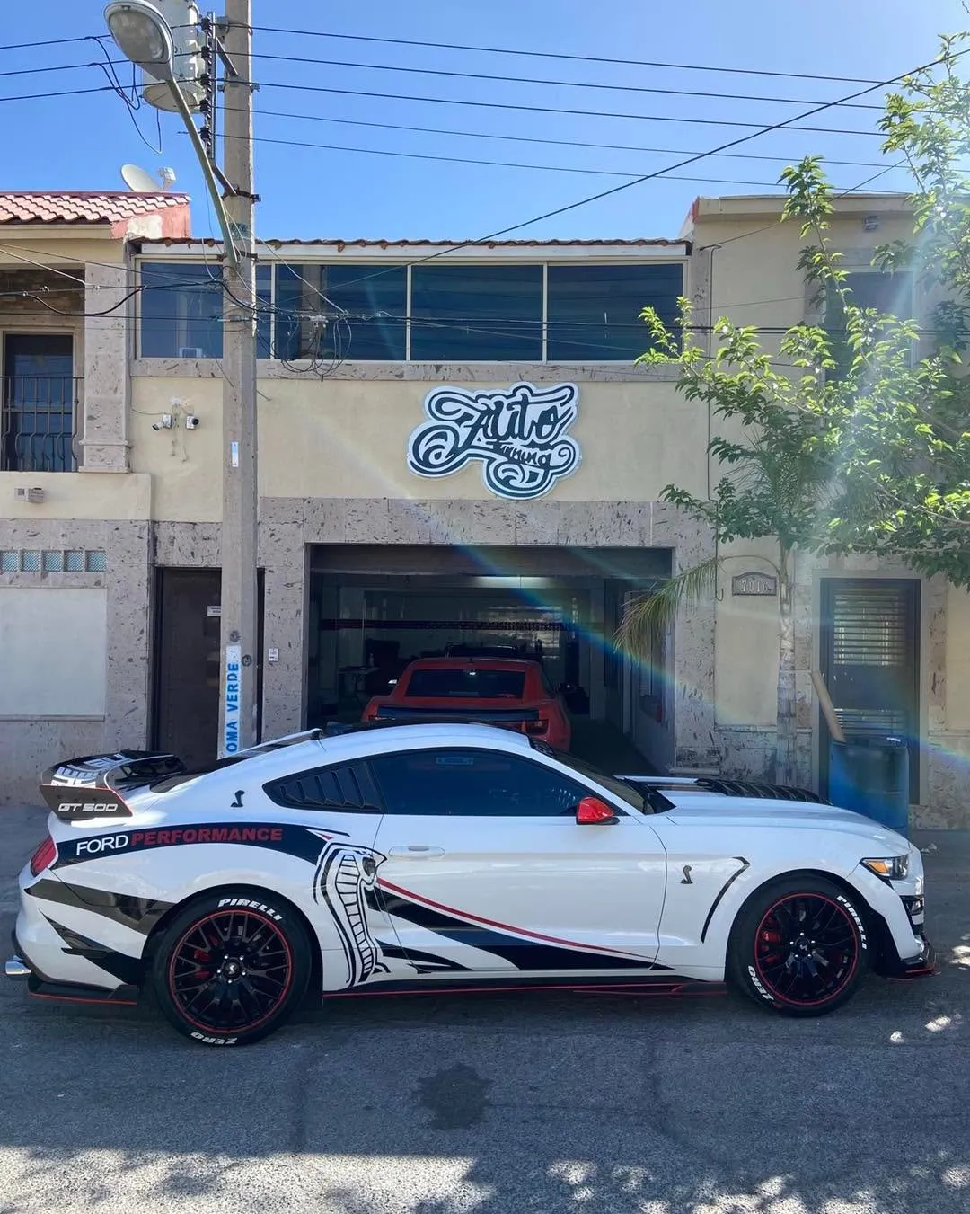 Ford Mustang con diseño Ford Performance frente al segundo taller de Auto Tuning Shop