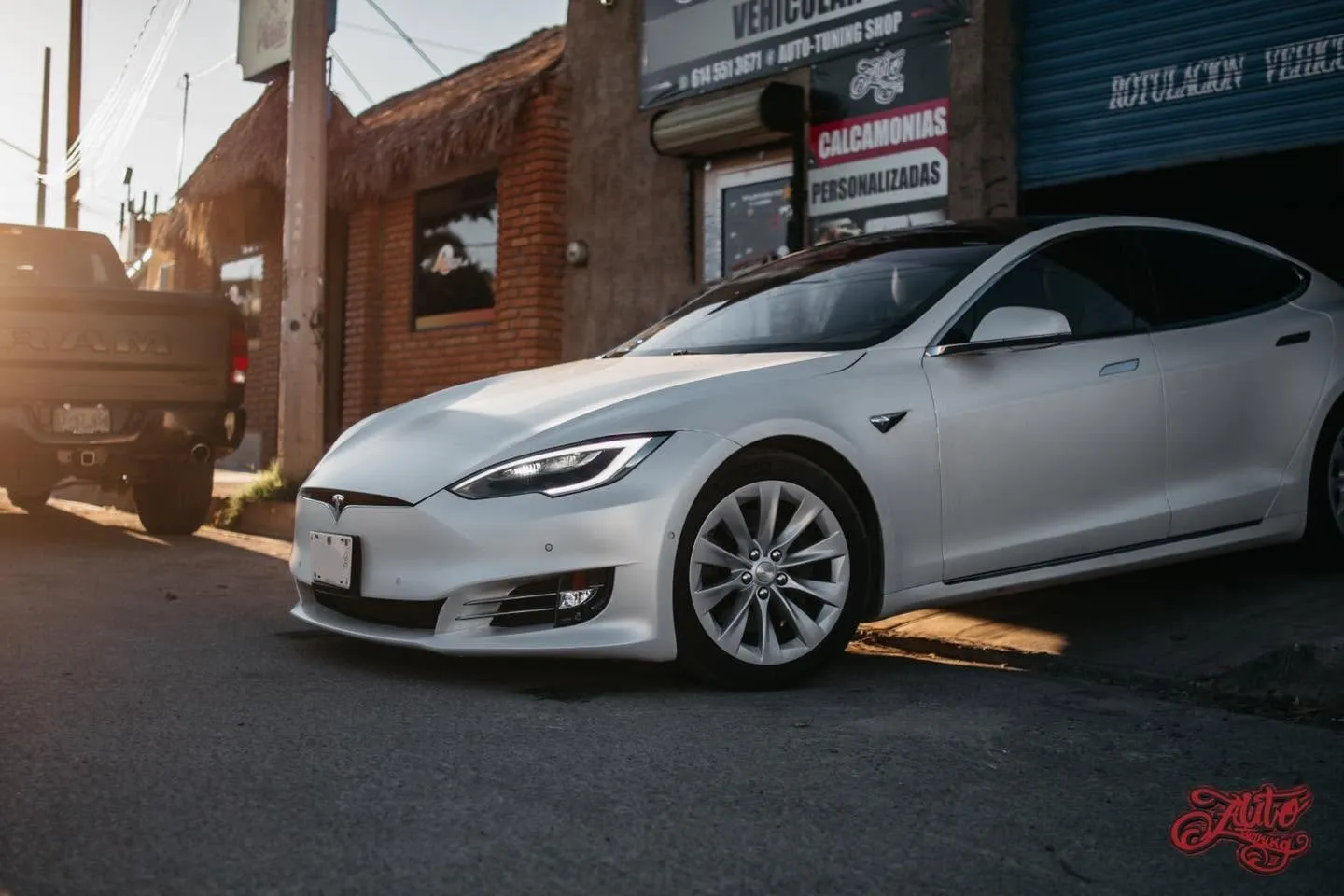Tesla Model S blanco en el primer taller de Auto Tuning Shop