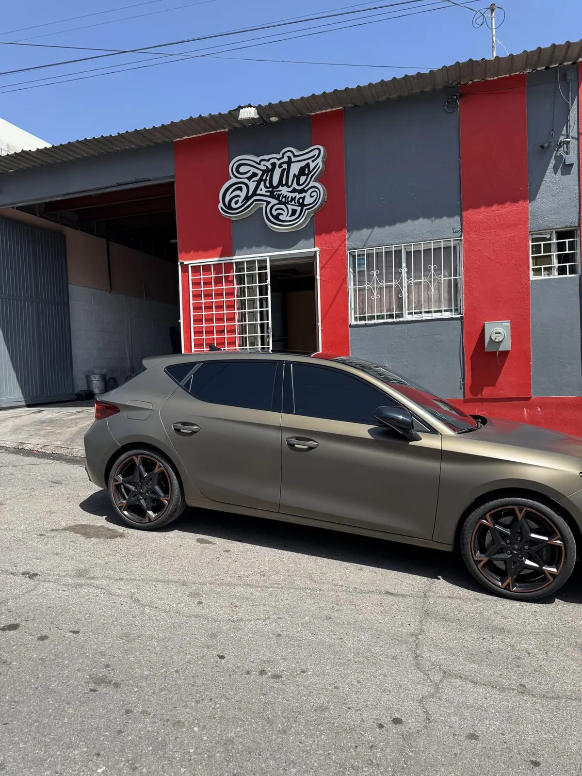 Cupra León con PPF mate, vista de costado