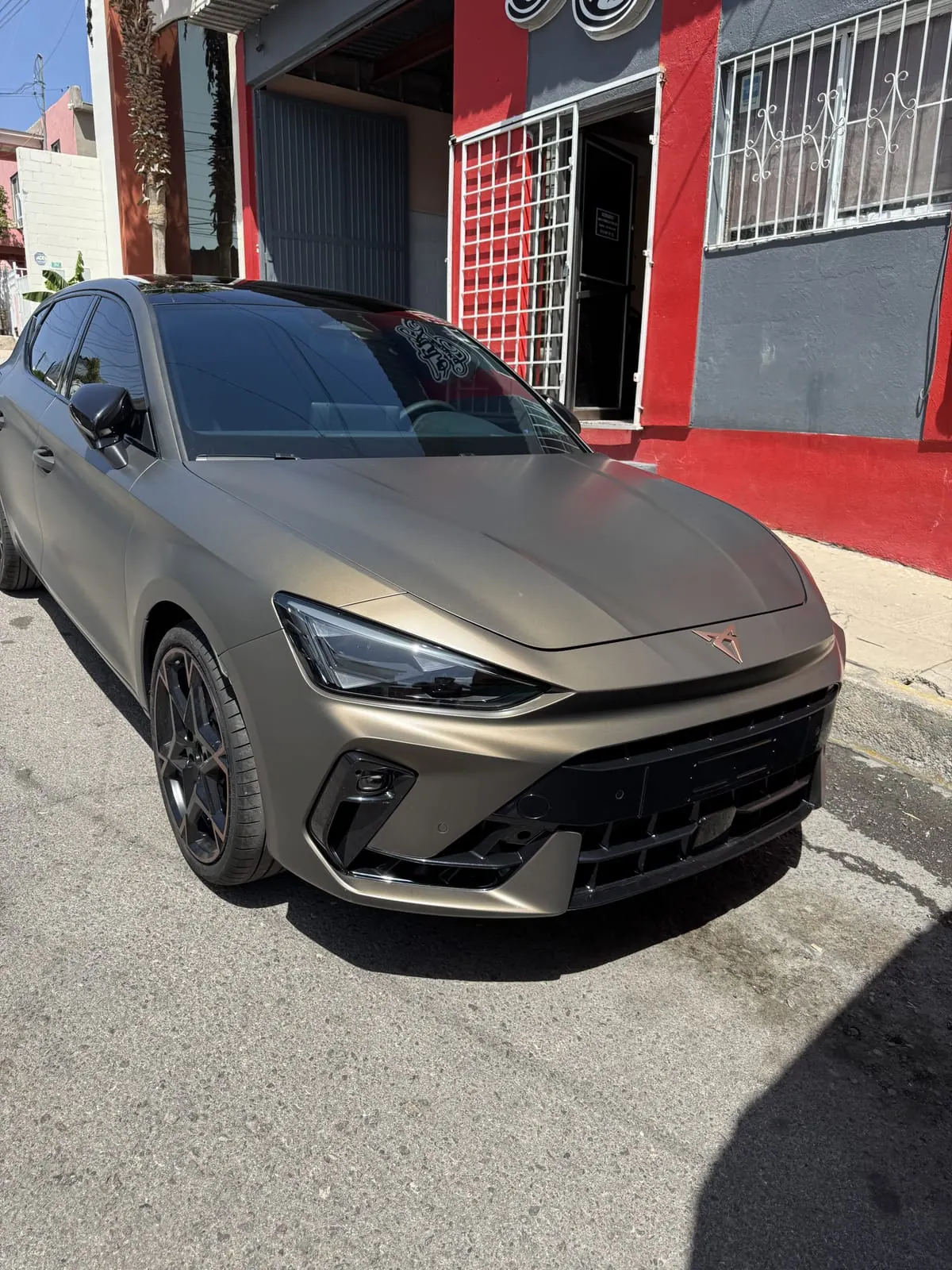 Cupra León VZ con polarizado transparente en el parabrisas, polarizado nanocerámico en los demás cristales y PPF mate, vista frontal