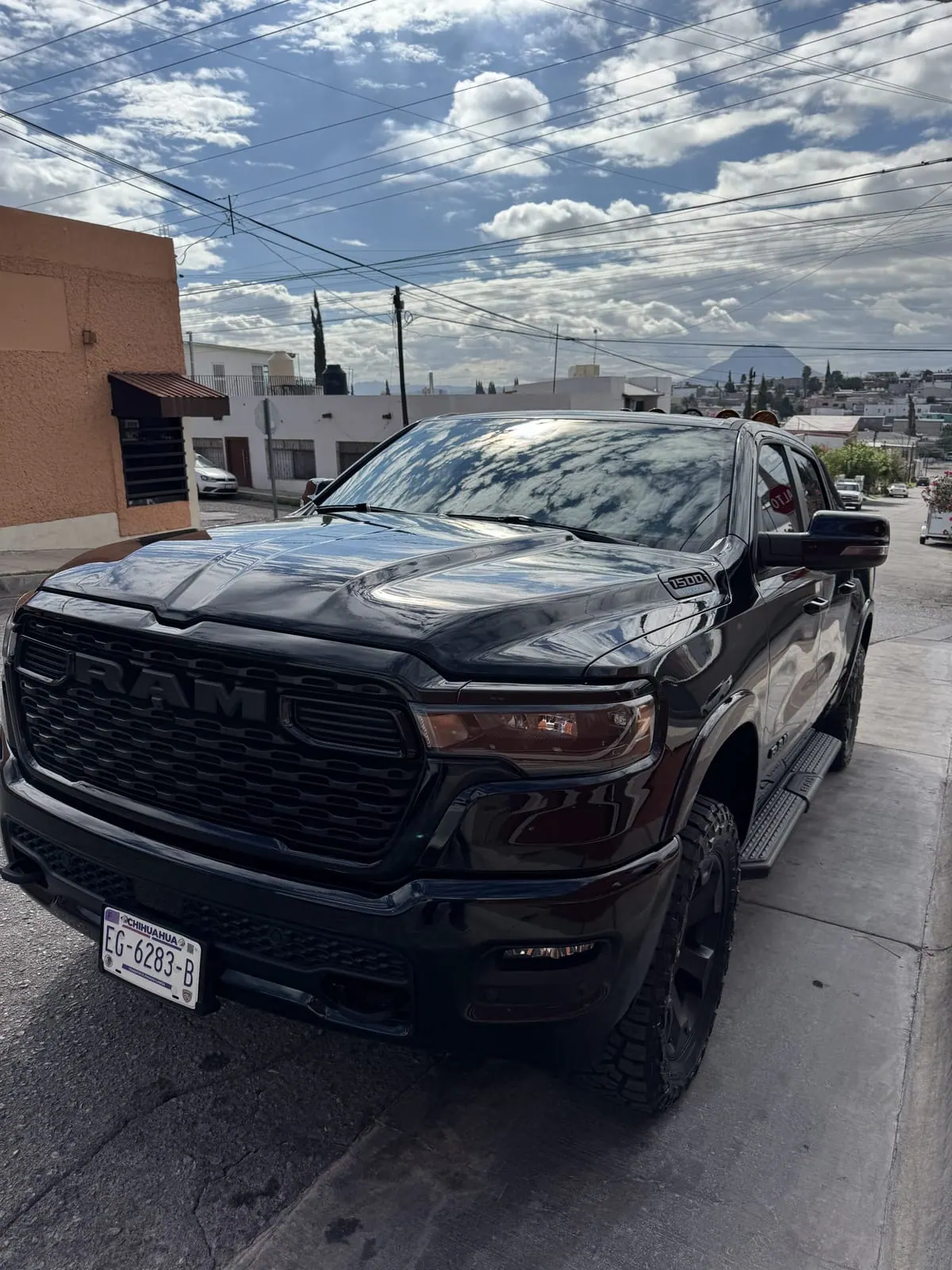RAM 1500 negra con PPF