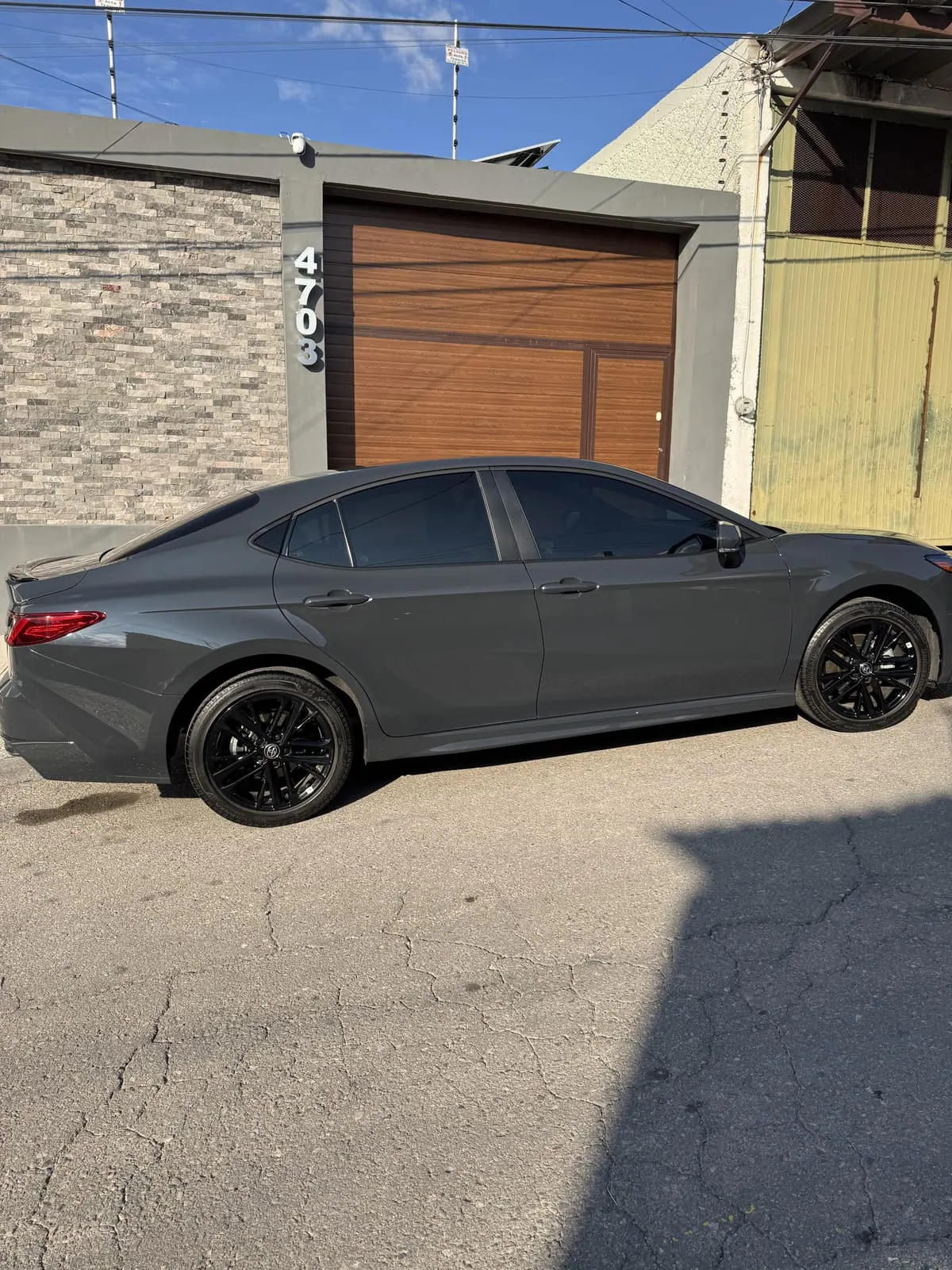 Toyota Camry gris con PPF, vista de costado