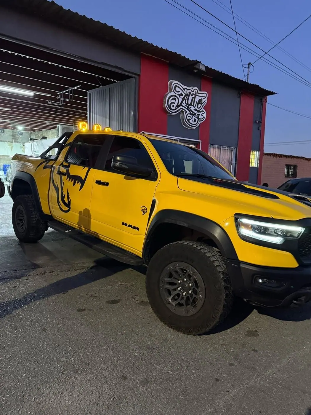 RAM TRX amarilla con wrap completo y diseño personalizado