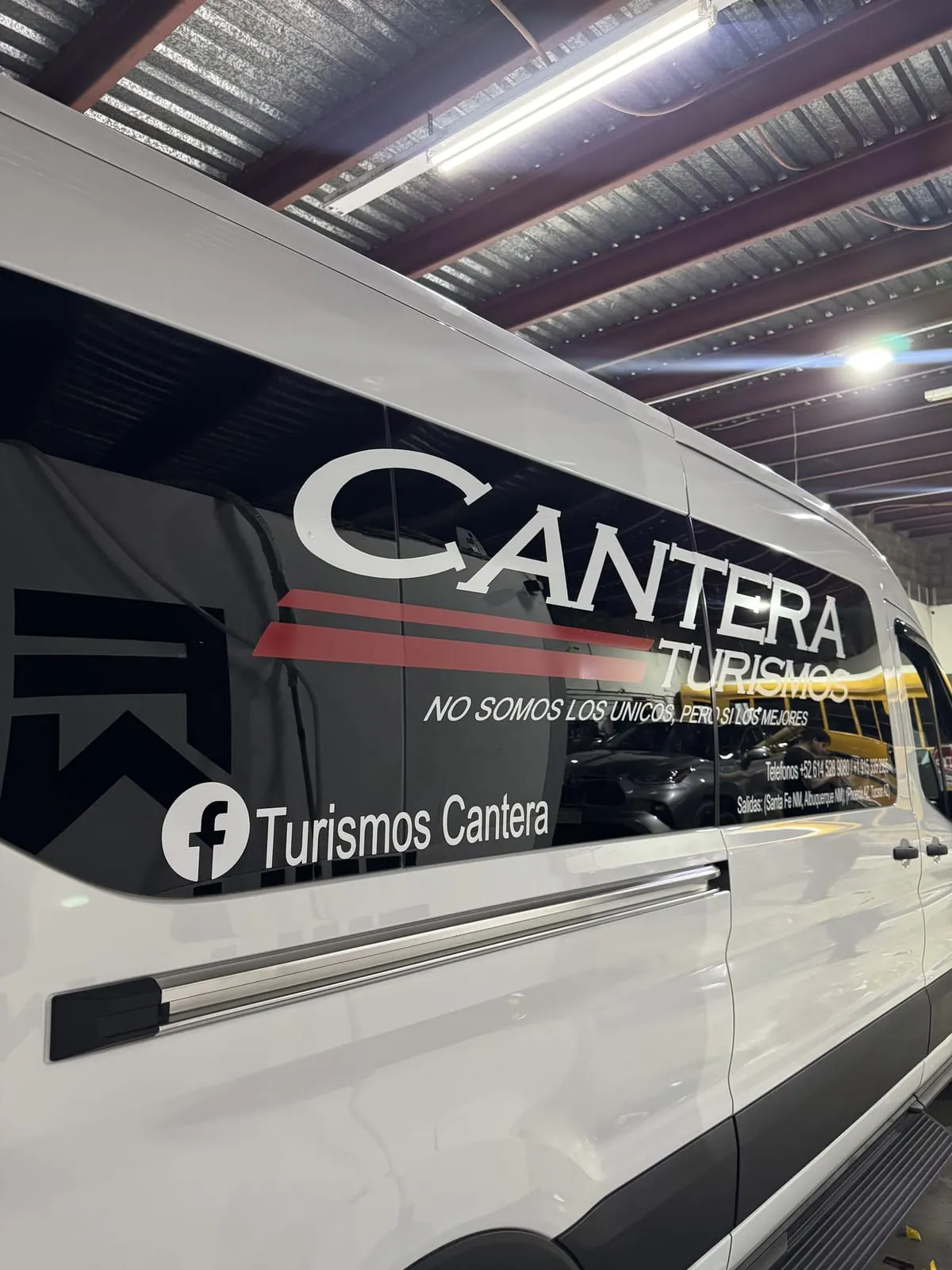 Van de pasajeros de Cantera Turismos con vinil de corte en las ventanas