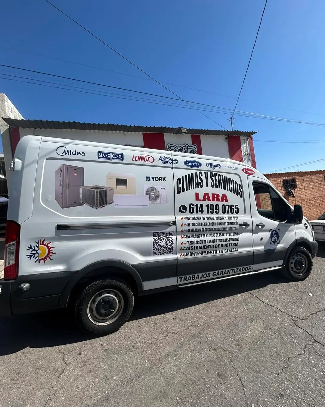 Van blanca de Climas y Servicios Lara rotulada con servicios y teléfono