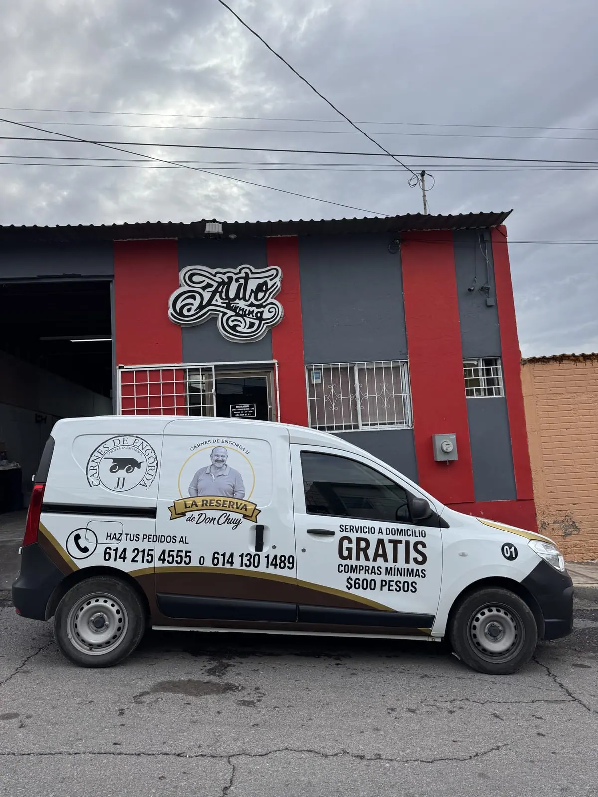 Van de La Reserva de Don Chuy ya rotulada, vista lateral frente al taller