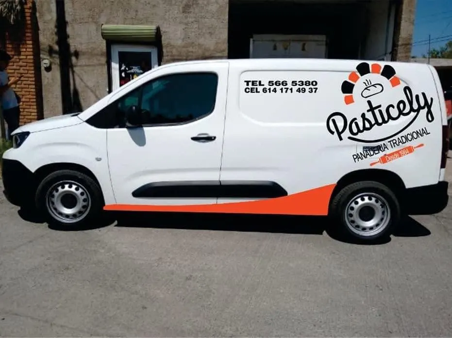 Van blanca de Pasticely rotulada con logotipo y franja naranja