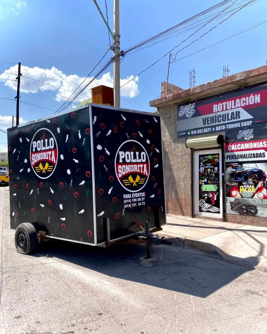 Remolque negro rotulado completo con logotipo y confeti de colores