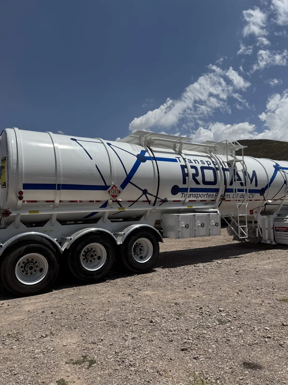 Pipa de Transportes Rotam rotulada con líneas azules y logotipo