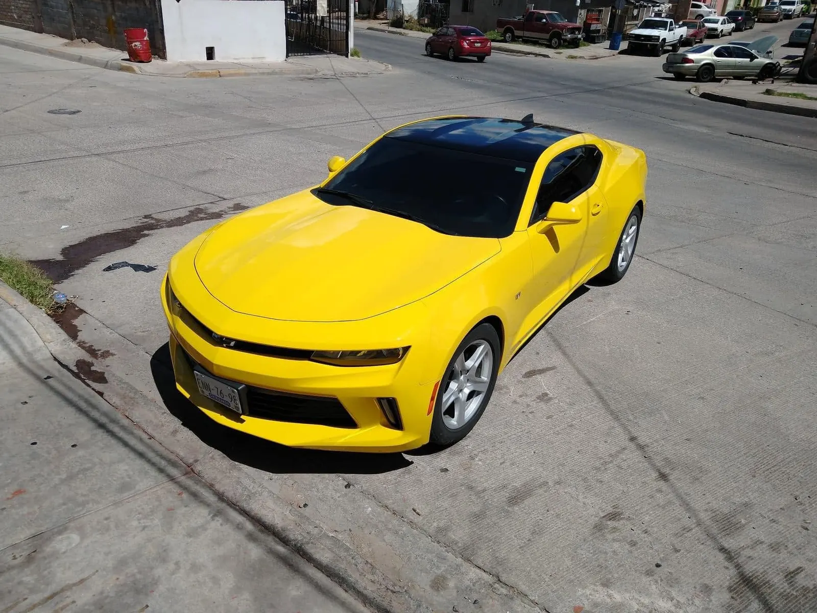 Chevrolet Camaro amarillo con toldo en vinil negro