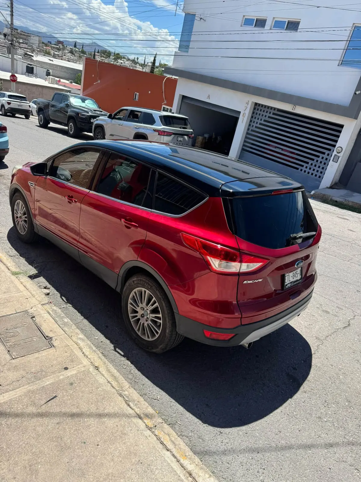 Ford Escape rojo con toldo en vinil negro