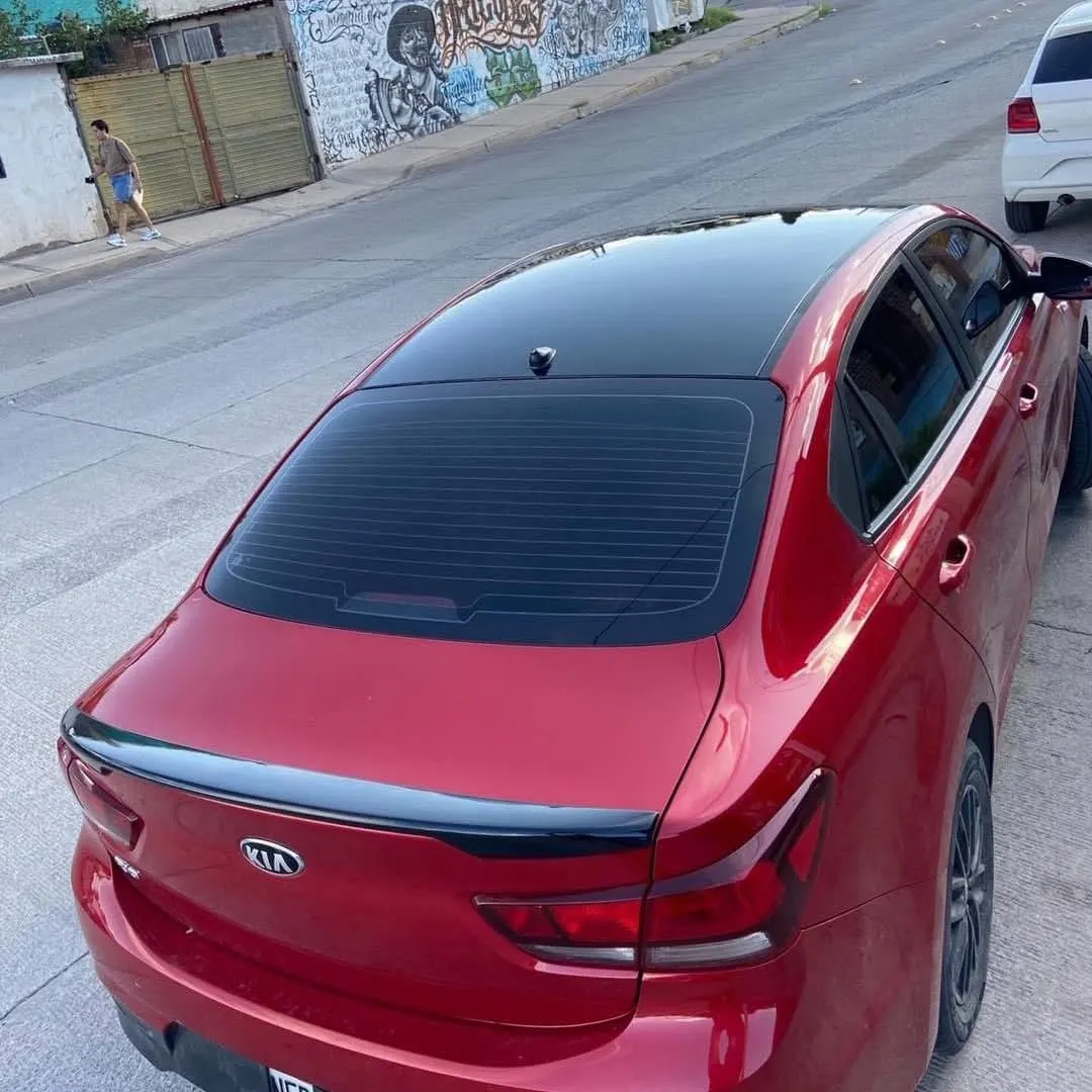 Kia Forte rojo con toldo en vinil negro