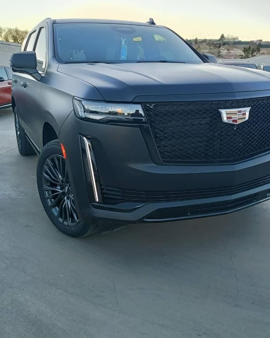 Cadillac Escalade con wrap mate negro