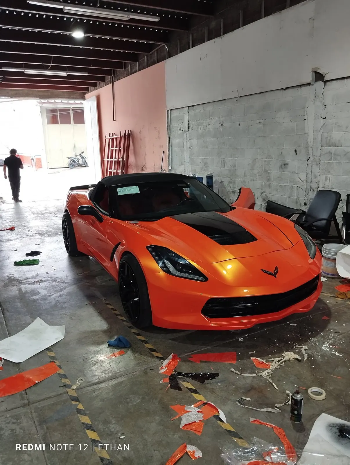 Chevrolet Corvette con wrap naranja dentro del taller