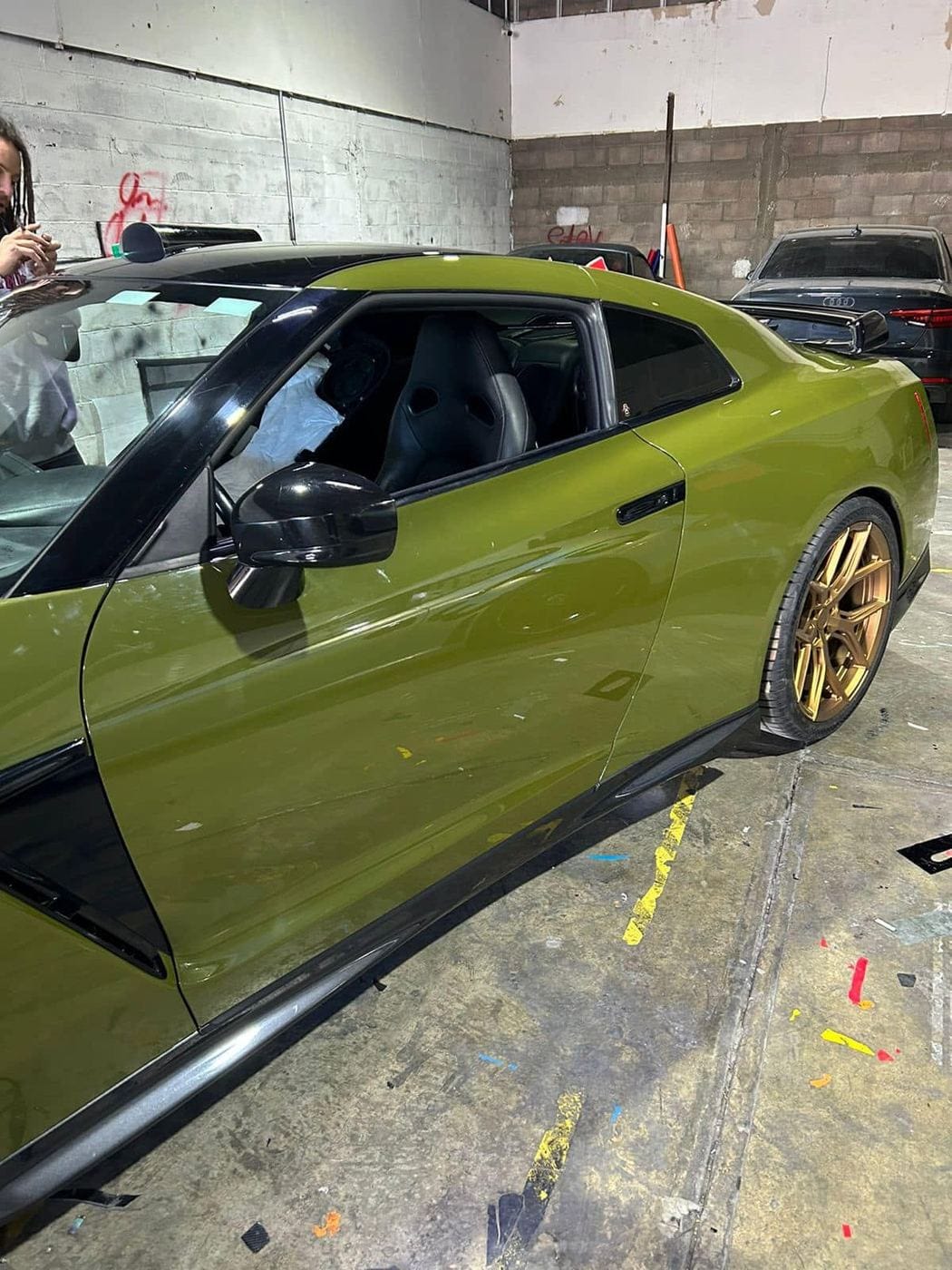 Nissan GT-R con wrap verde olivo y rines dorados
