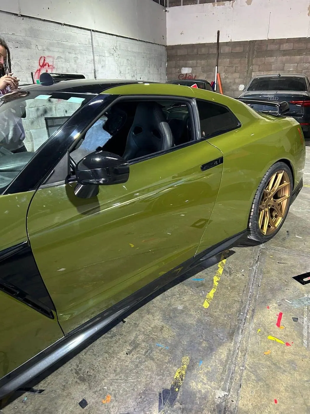 Nissan GT-R con wrap verde olivo