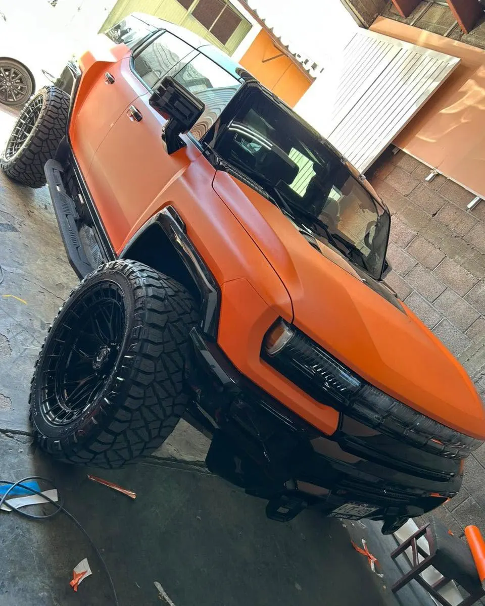 GMC Hummer EV con wrap naranja
