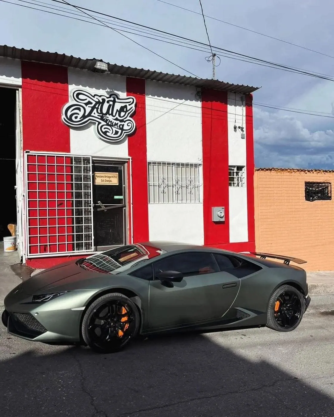 Lamborghini Huracán con wrap verde militar mate frente al taller de Auto Tuning Shop en Chihuahua