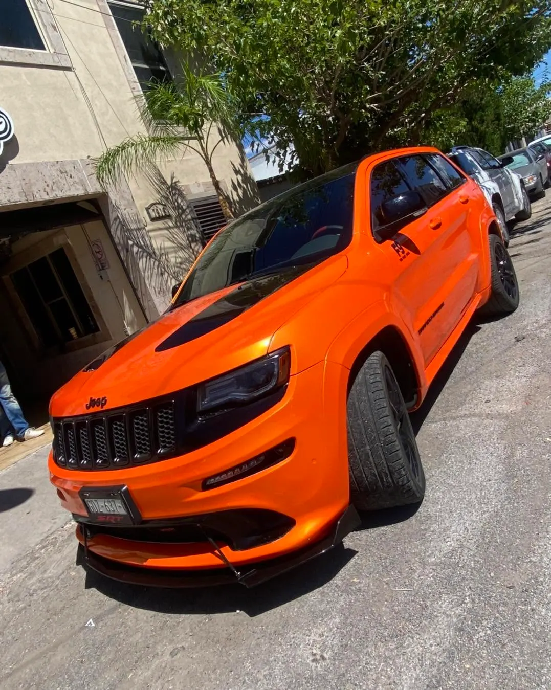 Jeep Grand Cherokee SRT con wrap naranja