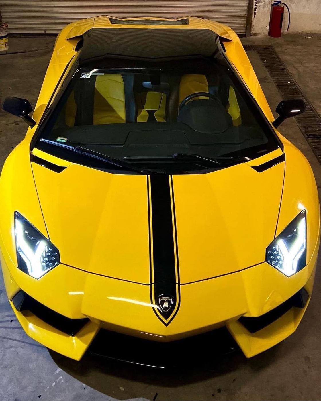 Lamborghini Aventador amarillo con franja personalizada