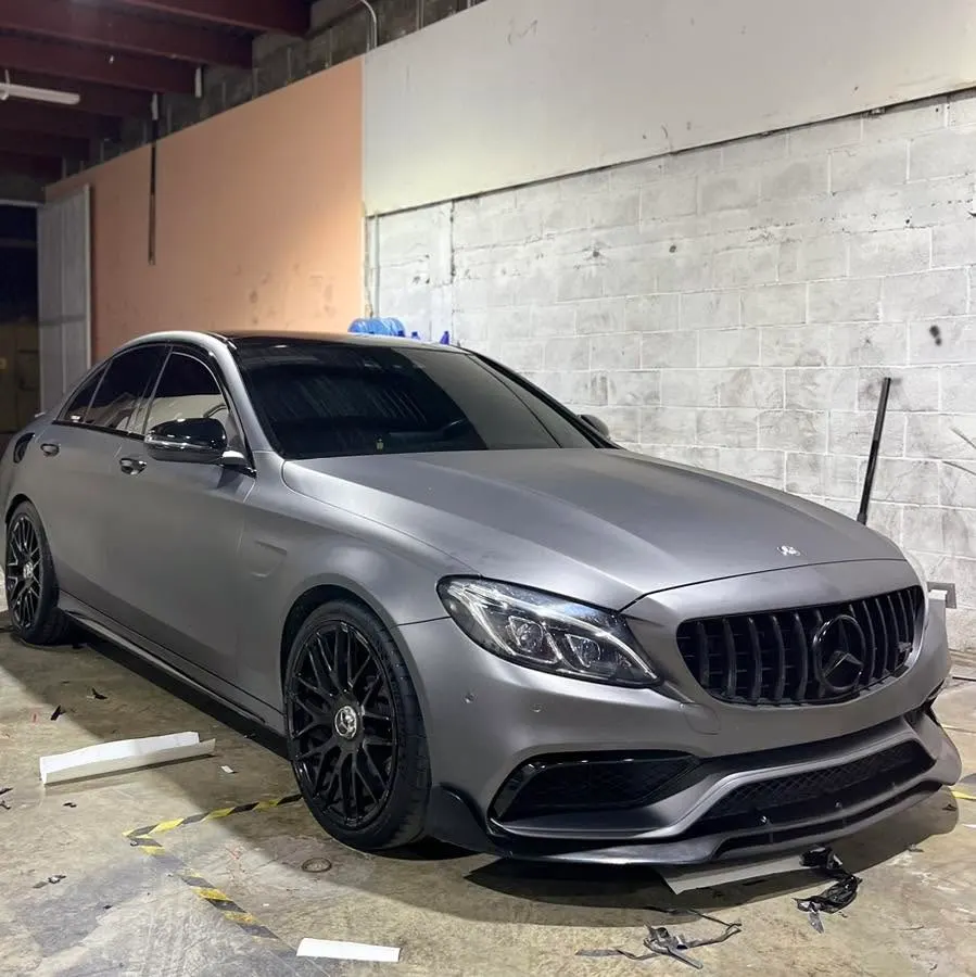 Mercedes-AMG C63 con wrap gris