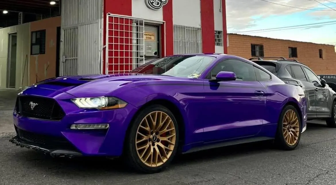 Ford Mustang con wrap morado y rines dorados