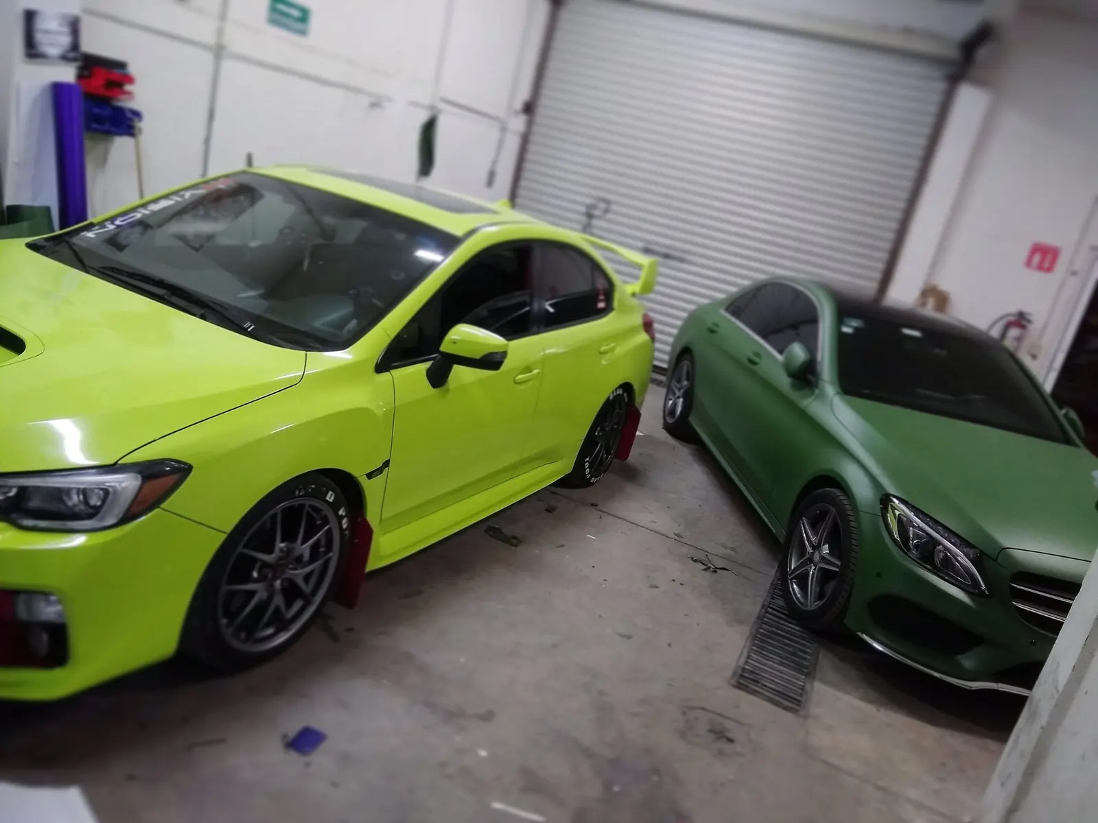 Subaru WRX con wrap verde lima